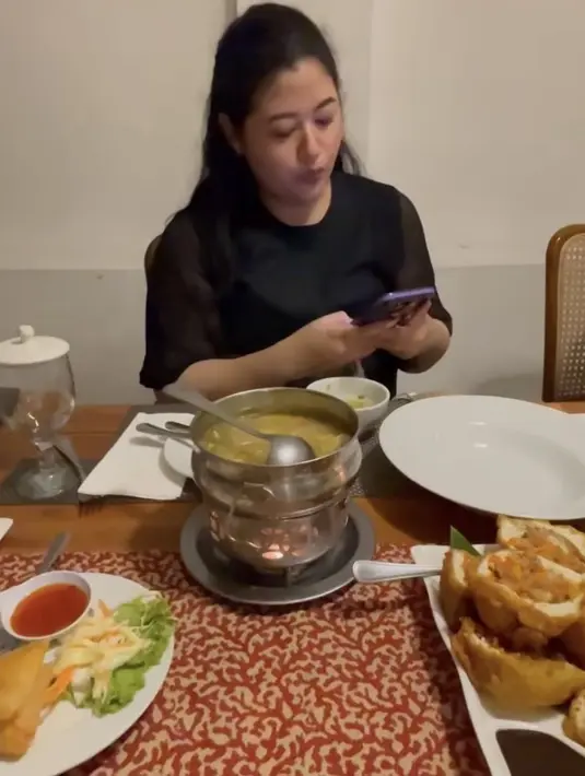 Sementara itu, saat bertemu Aaliyah, Diah mengenakan atasan hitam dengan lengan transparan. [@aaliyah.massaid]