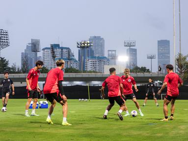 Sejumlah pemain Jepang melakukan rondo saat mereka menggelar latihan perdana menjelang laga putaran ketiga Kualifikasi Piala Dunia 2026 melawan Timnas Indonesia yang berlangsung di Lapangan A, kompleks SUGK, Senayan, Jakarta, Senin (11/11/2024). Lima pemain tersebut adalah Yuto Nagatomo, Sakine Hiroki, Kota Takai, Ritsu Doan, dan Joel Chima Fujita. (Bola.com/Bagaskara Lazuardi)