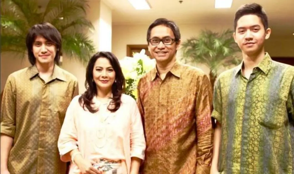 Addie MS, Memes dan kedua putra mereka [foto: instagram]