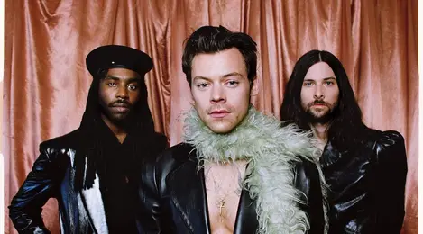 Tampilan Nyentrik Harry Styles Di Panggung Grammy Award 2021 Fashion Fimela Com