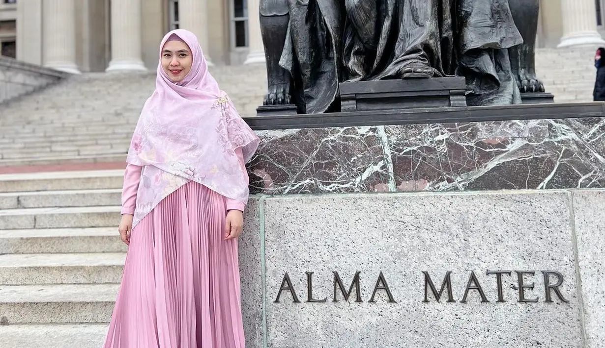 "Masih tentang sekolah.. sejak zaman S1 dulu, saat saya ingin sekali masuk ke universitas tertentu, kebiasaannya adalah datang ke kampus itu, foto di depan kampusnya, bahkan kalau bisa di depan fakultasnya dan pinjem jaket almamater senior." tulis Oki. (Instagram/okisetianadewi)