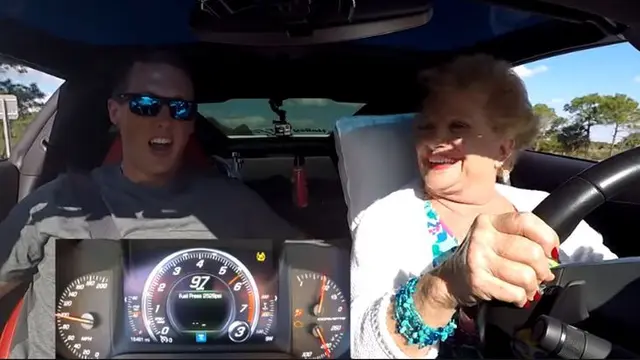 Aksi nenek ngebut pakai Corvette Stingray