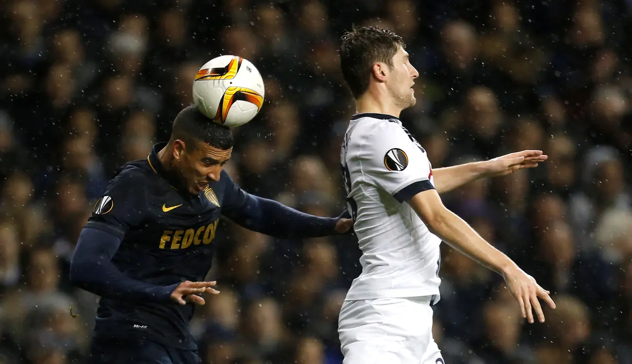Pemain Spurs, Ben Davies (kanan), berebut bola dengan pemain Monaco, Nabil Dirar, dalam laga Grup J Liga Europa yang berlangsung di Stadion White Hart Lane, London, Inggris, Kamis (10/12/2015). (AFP/Ian Kington)