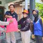 Warga terdampak banjir di  Probolinggo menerima bantuan paket sembako dari Kemensos RI (Istimewa)
