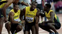 Pelari Jamaika, Usain Bolt (dua dari kanan), mengalami cedera saat menjalani lomba estafet 4 x 100 meter pada Kejuaraan Dunia Atletik 2017 di London, Sabtu (13/8/2017). (AP Photo/David J. Phillip)