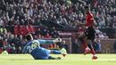 Penyerang Manchester United, Marcus Rashford, mencetak gol ke gawang Watford pada laga Premier League di Stadion Old Trafford, Sabtu (30/3). Manchester United menang 2-1 atas Watford. (AP/Martin Rickett)