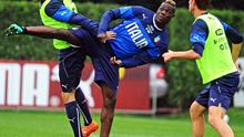 (kiri-kanan) Matteo Darmian, Mario Balotelli dan Daniele Rugani, sedang menjalani sesi latihan bersama Timnas Italia, beberapa waktu lalu. Rugani masuk menggantikan peran Andrea Barzagli yang terkena cedera otot paha.  (EPA/Maurizio Degl' Innocenti)