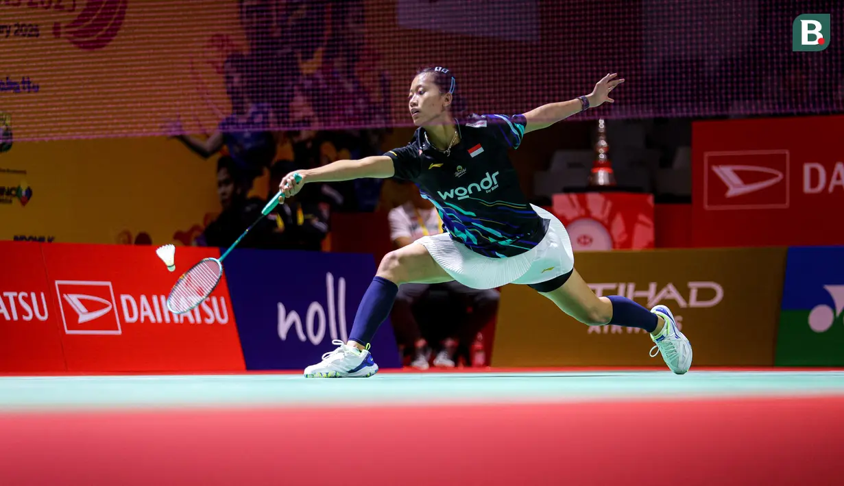 <p>Pebulu tangkis tunggal putri Indonesia, Putri Kusuma Wardani mengembalikan kok ke arah pebulu tangkis Chinese Taipei, Wen Chi Hsu dalam laga perempat final Indonesia Masters 2025 di Istora Senayan, Jakarta, Jumat (24/01/2025). (Bola.com/Bagaskara Lazuardi)</p>