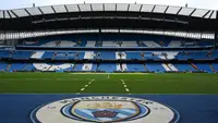 Logo Manchester City di Stadion Etihad. (Paul ELLIS / AFP)