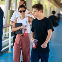 Di hari yang sama saat berita Justin Bieber dan Hailey Baldwin tersebar, Selena Gomez terlihat tengah bersama dengan seorang pria di New York City. (Peter Parker - Splashnews - Daily Mail)