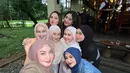 Tak sedikit pula netizen yang cukup terkesan dengan pertemanan para selebriti ini. Bahkan, banyak juga yang meminta para selebriti ini sering mengunggah momen kebersamaan di media sosial. (Liputan6.com/IG/@lestykejora)