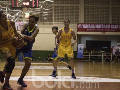 Pebasket Surabaya Fever, Olivia Hadinata, berebut bola dengan pebasket Sahabat Semarang pada final Sahabat Cup 2017 di GOR Sahabat, Semarang, Sabtu (22/4/2017). Sahabat kalah 61-71 dari Fever. (Bola.com/Vitalis Yogi Trisna)