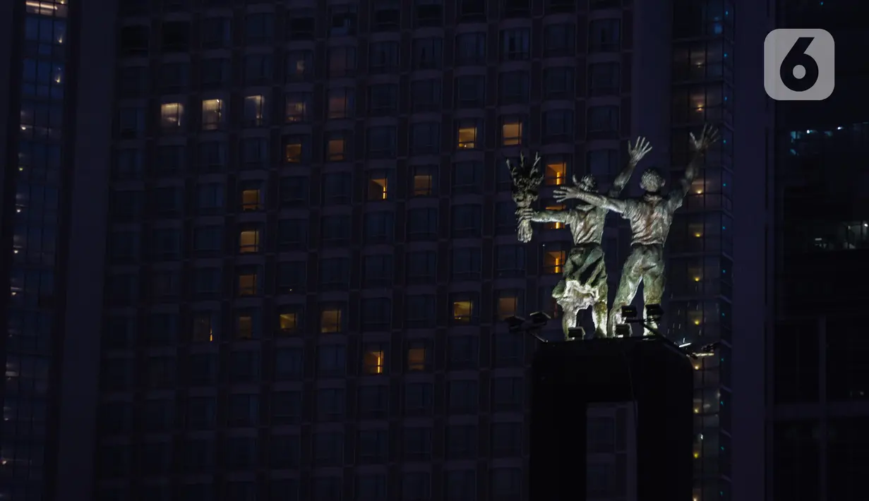 Hotel Grand Hyatt menyalakan lampu-lampu kamarnya membentuk lambang hati di kawasan Bundaran HI, Jakarta, Senin (13/4/2020). Aksi itu dilakukan sebagai bentuk ungkapan cinta terhadap para tenaga medis yang berjuang di garis terdepan dalam penangan COVID-19 di Indonesia. (Liputan6.com/Faizal Fanani)