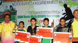 Citizen6, Surabaya: Kejuaraan Tenis Meja Stikes Surabaya Cup 2011 tingkat pelajar dan divisi IV se-Jawa Timur digelar di jalan Medokan Semampir Indah No 27 Surabaya, Minggu (16/10). (Pengirim: Stikes Surabaya)