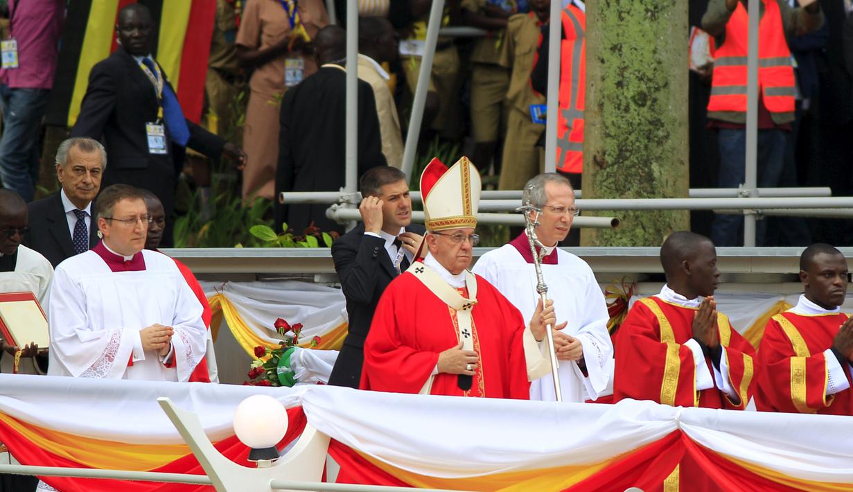 Paus Francis saat memimpin massa di kuil Uganda Martir di Namugongo, Uganda, (28/11). (REUTERS/James Akena)