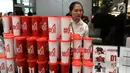 Official merchandise pasangan calon (paslon) 01 Jokowi-Ma'ruf Amin yang baru diluncurkan di FX Sudirman, Jumat (25/1). Berbagai merchandise ditawarkan ke masyarakat, mulai pakaian hingga helm yang bertemakan Jokowi-Ma'ruf. (Liputan6.com/Angga Yuniar)