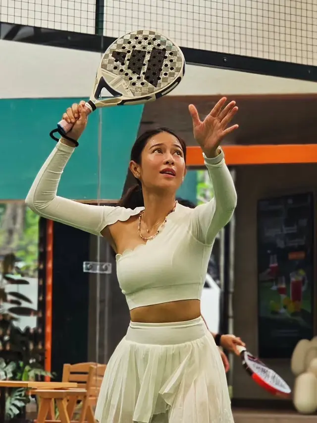 Dian Sastrowardoyo saat padel pakai baju serba putih. [@therealdisastr]