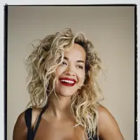 Makeup artist Rita Ora bagikan rahasia persiapan dirinya jadikan kulit Rita Ora semakin glowing dengan beauty device canggih yang bisa dilakukan di rumah. (Foto: FOREO)