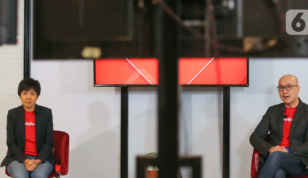 Presiden Direktur Bank OCBC NISP Parwati Surjaudaja dan Direktur Ka Jit saat konfrensi pers peluncuran Gerakan #MelajuJauh di Jakarta, Selasa (27/10/2020). Gerakan pada masa pandemi mengajak masyarakat memberikan dampak positif bagi keberlanjutan ekonomi dan sosial. (Liputan6.com/Fery Pradolo)