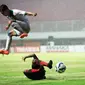 Pemain Persipura Ferinando Pahabol (bawah) berusaha mengambil bola dari pemain Surabaya United, M.Faturahman saat laga 8 besar Piala Jenderal Sudirman di Stadion Maguwoharjo, Sleman, Selasa (22/12/2015). Persipura menang 2-0. (Foto: Boy Harjanto)