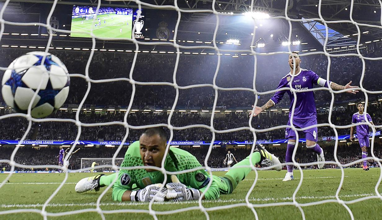 Kiper Real Madrid, Keylor Navas, gagal menyelamatkan gawang dari kebobolan saat melawan Juventus pada laga final Liga Champions di Stadion Stadion Millenium, Cardiff, Sabtu (3/6/2017). Madrid menang 4-1 atas Juventus. (AFP/Javier Soriano)