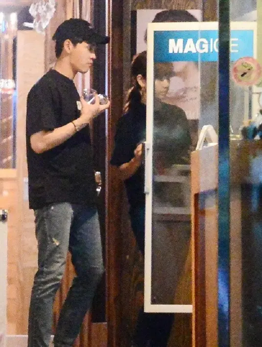 Usai dikonfirmasi, para penggemar baru sadar jika Park Shin Hye dan Choi Tae Joon memberi kode melalui akun Instagram-nya. (Foto: Allkpop.com)