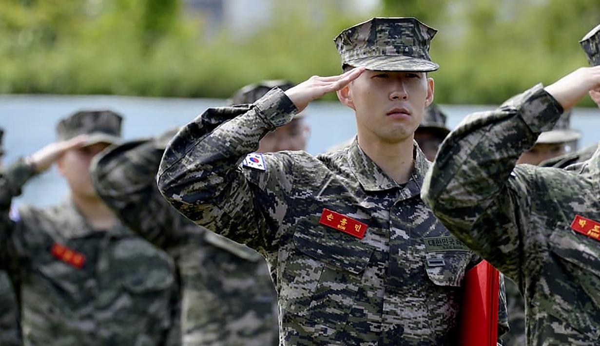 Son Heung-min, sempat mengikuti wajib militer di Korsel dikarenakan wabah virus Covid-19 yang menunda gelaran Premier League. (Foto: AP/South Korea Marine Corps' Facebook)