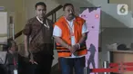 Kontraktor yang merupakan tersangka penyuap Bupati Indramayu, Carsa (kanan) tiba untuk menjalani pemeriksaan di Gedung KPK, Jakarta, Rabu (18/12/2019). Carsa diperiksa terkait dugaan korupsi suap pengaturan proyek di lingkungan Pemerintah Kabupaten Indramayu Tahun 2019. (merdeka.com/Dwi Narwoko)