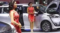 Model berdiri di samping mobil Toyota  saat pameran otomotif Gaikindo Indonesia International Auto Show (GIIAS) di ICE BSD, Tangerang Selatan, (11/08). Tercatat, 22 kendaraan model baru akan diluncurkan. (Liputan6.com/Fery Pradolo)