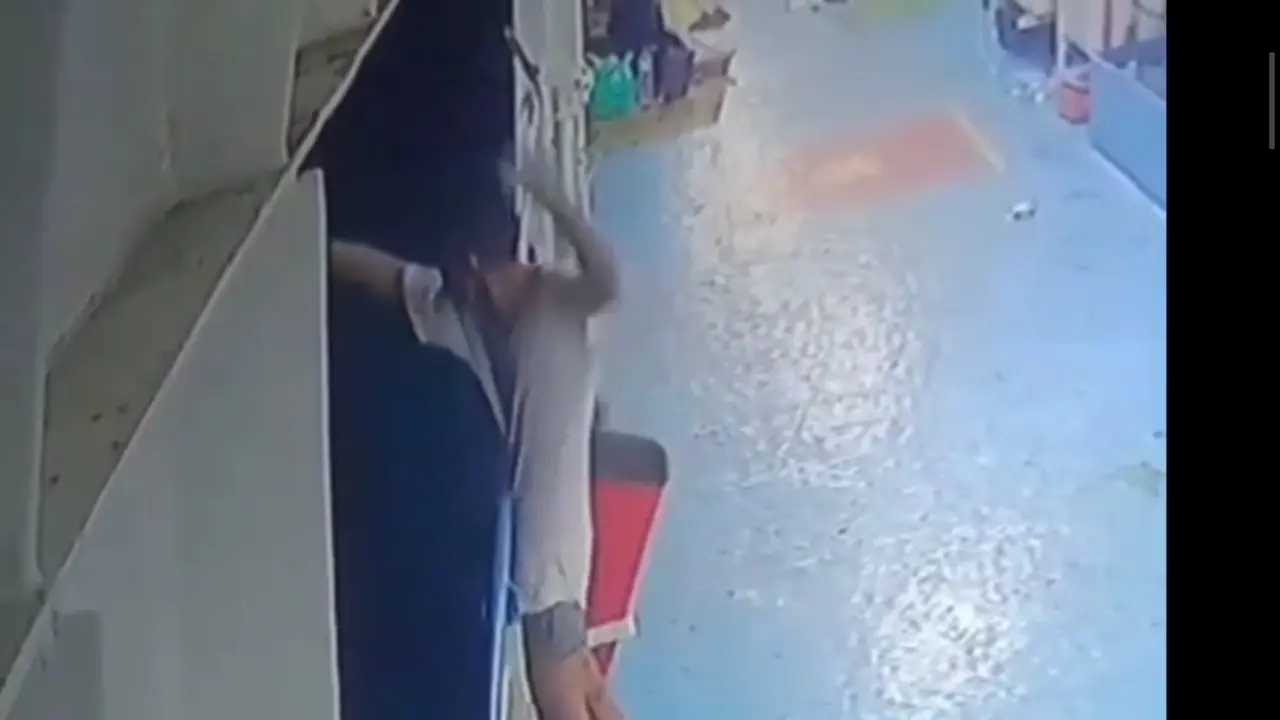 Tangkapan layar rekaman CCTV detik detik pemuda berkaos putih melompat ke laut dari atas kapal yang tengah berlayar dari Pelabuhan Merak, Banten ke Pelabuhan Bakauheni, Lampung Selatan. Foto (Istimewa)