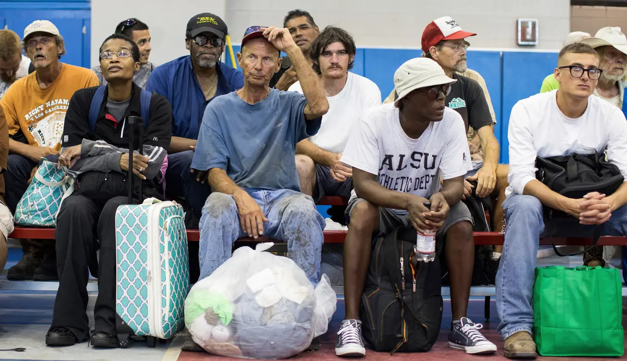 Sejumlah warga menunggu di dalam Corpus Christi Natatorium untuk evakuasi ke San Antonio menjelang Badai Harvey di Corpus Christi, Texas, Jumat (25/8). Badai kategori 3 diketahui akan menerjang Negeri Paman Sam pada Jumat malam waktu setempat. (AP Photo)