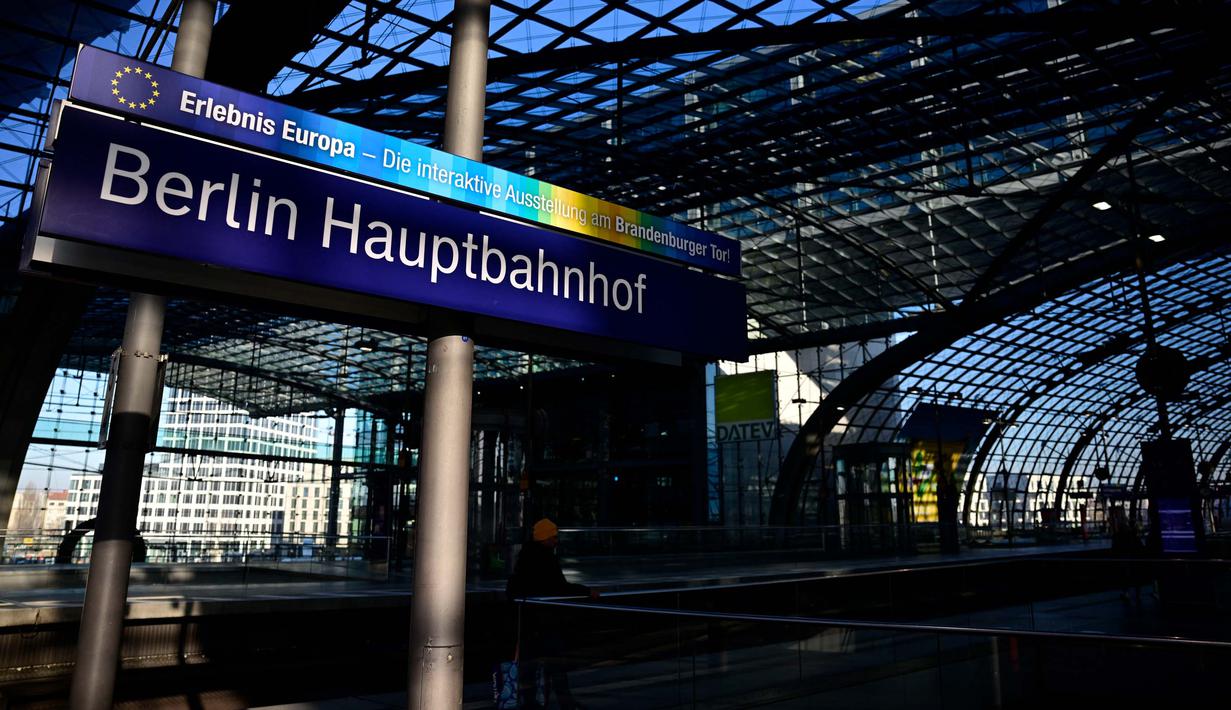 Peron yang sepi juga terlihat di stasiun kereta api utama (Hauptbahnhof) terlihat di Berlin, Jerman pada 10 Januari 2024. (John MACDOUGALL/AFP)