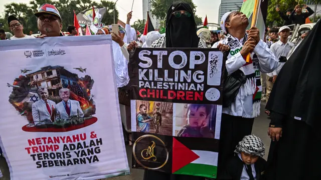 Desak Penghentian Serangan Israel di Gaza, Warga Surabaya Gelar Aksi Unjuk Rasa