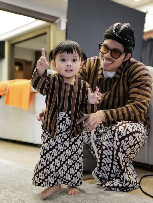 Sementara Atta lengkap mengenakan blangkon khas penutup kepala pria Jawa. [@attahalilintar]