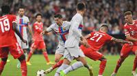 Aksi pemain Barcelona, Robert Lewandowski (tengah), saat menghadapi Barcelona pada matchday kedua Liga Champions 2022/2023 di Allianz Arena, Rabu (14/9/2022) dini hari WIB. (Kerstin Joensson / AFP)