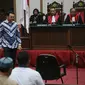 Terdakwa dugaan kasus penistaan Agama, Basuki Tjahja Purnama atau Ahok memasuki ruang sidang pembacaan putusan (vonis) di Auditorium Kementrian Pertanian, Jakarta Selatan, Selasa (9/5). (Liputan6.com/Ramdani/pool)