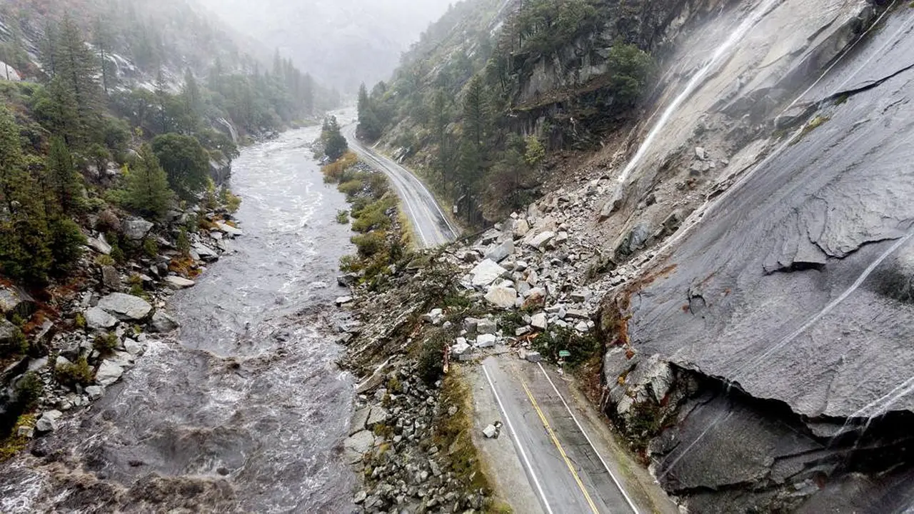 Hujan deras yang menyelimuti California Utara menciptakan bahaya longsor dan banjir di tanah yang hangus di zona Kebakaran Dixie pada Minggu, 24 Oktober 2021 (AP Photo)