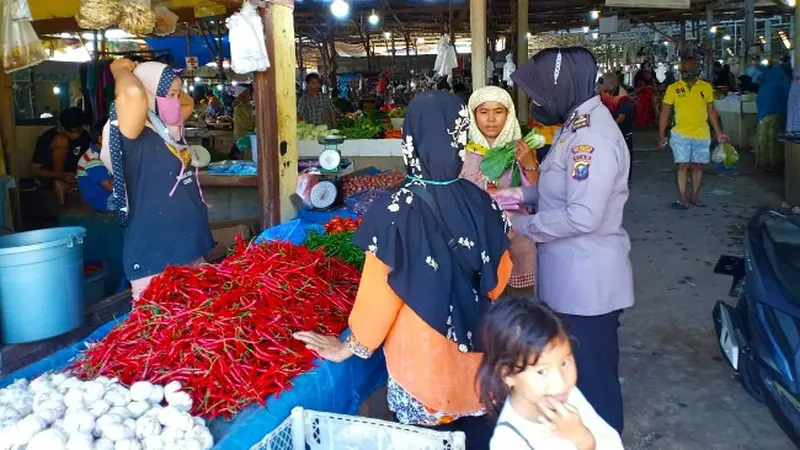 Suasana pasar tradisional di Pekanbaru disaat harga sembako naik menjelang Ramadan.