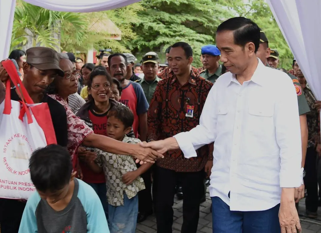 Presiden Joko Widodo berlebaran di Solo di hari kedua Idul Fitri. Empat ribu paket sembako dibagikan kepada warga sekitar (Liputan6.com/Setpres)