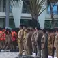 Sedikitnya 143 Aparatur Sipil Negara (ASN) di 38 organisasi perangkat daerah (OPD) Pemerintah provinsi Nusa Tenggara Timur (NTT) dikenakan rompi orange, karena dinilai malas dalam menjalankan tugas sebagai ASN. (Liputan6.com/Ola Keda)