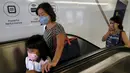 Sejumlah warga memakai masker meninggalkan stasiun kereta api, Singapura (25/9/2015). Sejak Rabu Kualitas udara di Singapura mulai memburuk akibat kabut asap tebal dari wilayah Indonesia. (REUTERS/Edgar Su)  