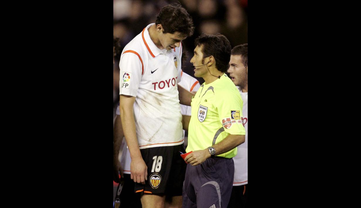 Nikola Zigic yang memiliki tinggi 2,02 meter berasal dari Serbia dan pernah membela salah satu klub top Spanyol, yaitu Valencia. Zigic bermain bagi Valencia sejak 2007 hingga 2010, namun ia kurang dapat banyak kesempatan bermain disana. (Foto: AFP/Diego Tuson)