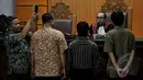 Tiga saksi fakta dalam sidang lanjutan praperadilan Komjen Budi Gunawan (BG) terhadap KPK diambil sumpah sebelum sidang  di pengadilan Negeri Jakarta Selatan, Jumat, (13/02/2015). (Liputan6.com/Johan Tallo)