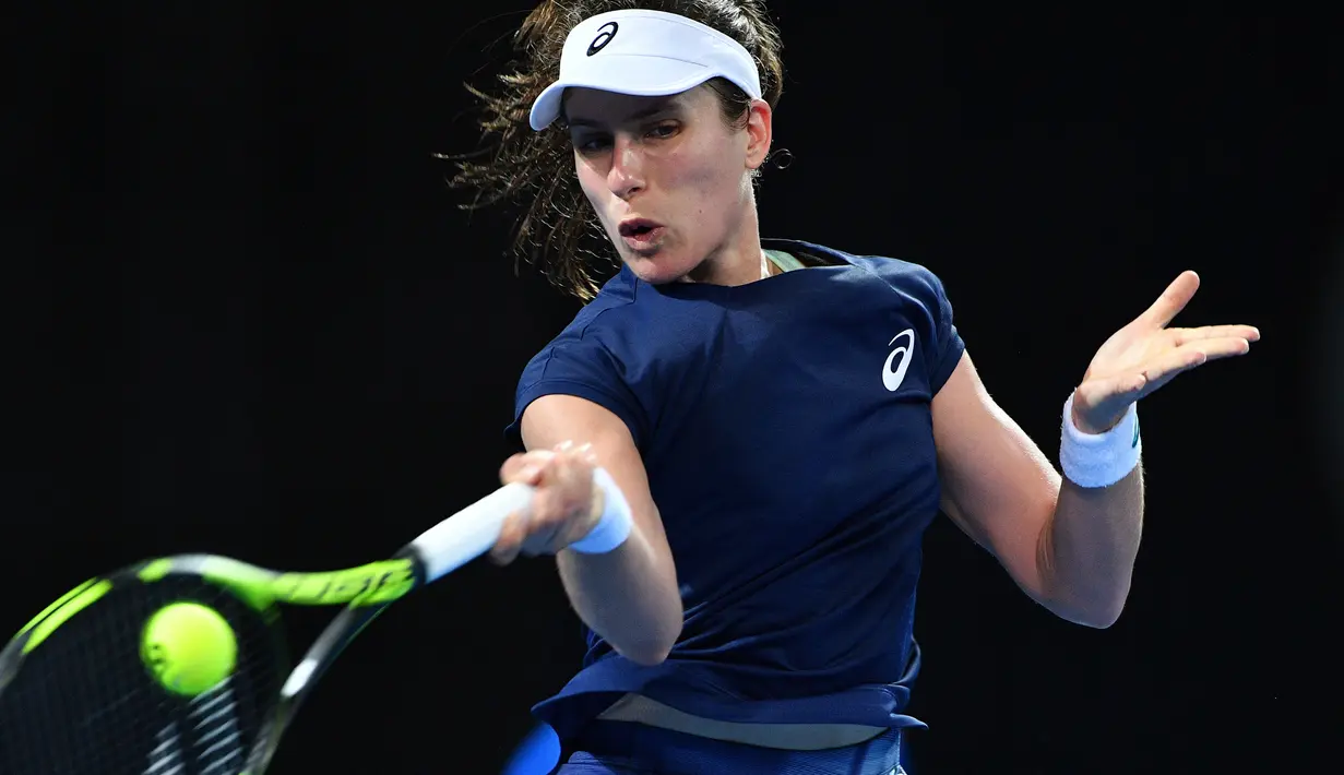 Petenis putri asal Inggris, Johanna Konta mengembalikan bola saat melawan petenis Kroasia Ajla Tomljanovic dalam turnamen tenis Brisbane International di Brisbane (2/1). (AFP Photo/Saeed Khan)