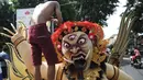 Umat Hindu Bali menyiapkan Ogoh-Ogoh sebelum parade hari Nyepi di Denpasar, Bali, Senin (27/3). Umat Hindu di Bali akan merayakan hari raya Nyepi Tahun Baru Saka 1939 pada tanggal 28 Maret 2017. (AFP Photo / Sonny Tumbelaka) 