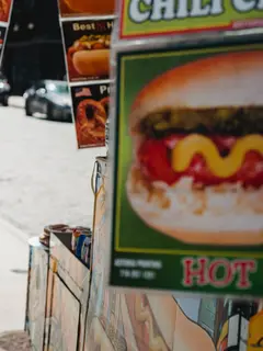 Ilustrasi pasangan yang sedang ingin membeli jajanan pinggir jalan (pexels)