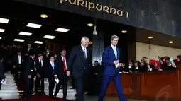 Menteri Luar Negeri Amerika Serikat John Kerry (dua kiri) turut hadir dalam pelantikan dan pengambilan sumpah Presiden Joko Widodo dan Wakil Presiden Jusuf Kalla, Jakarta, (20/10/14). (Liputan6.com/Andrian M Tunay)  