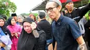 Anto Hoed dengan setia menemani Melly Goeslaw saat pemakaman Ibunda Melly Goeslaw, TPU Tanah Kusir, Bintaro, Senin (12/1/2015). (Liputan6.com/Faisal R Syam)