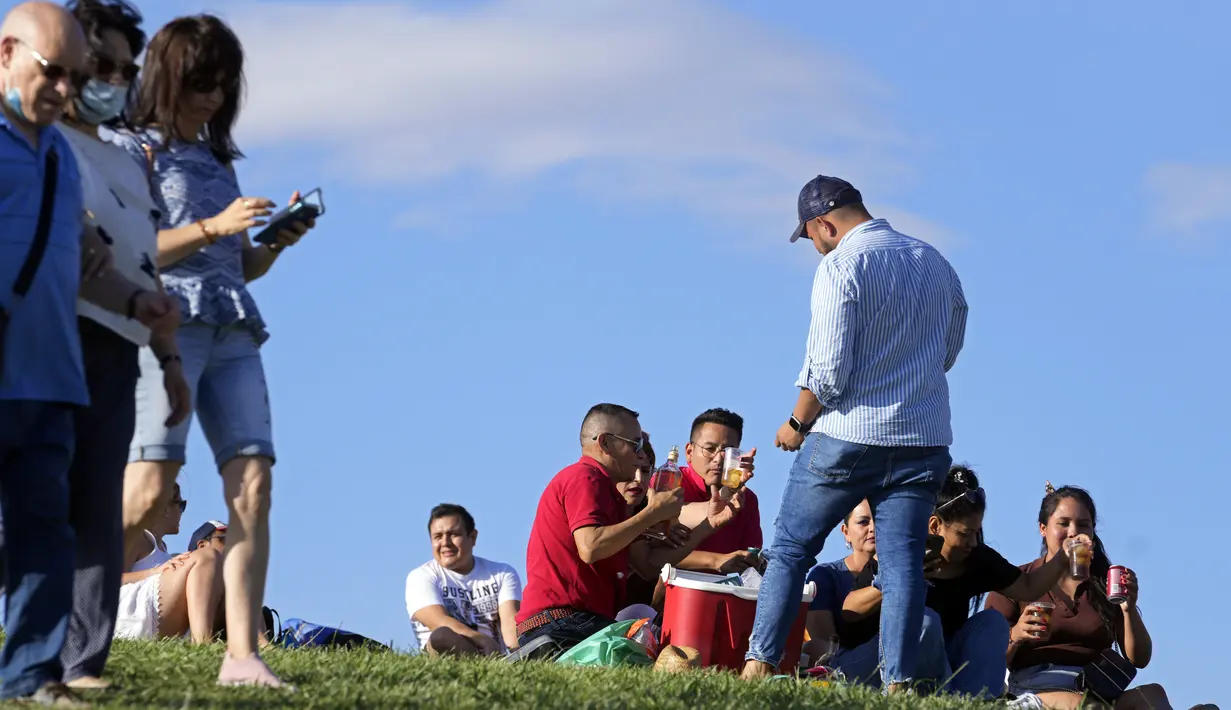 <p>Orang-orang bersantai di sebuah taman di Madrid, Spanyol, Minggu (19/6/2022). Cuaca di Madrid dan sebagian besar Spanyol mulai mendingin pada Minggu setelah gelombang panas yang berlangsung sekitar seminggu. (AP Photo/Paul White)</p>