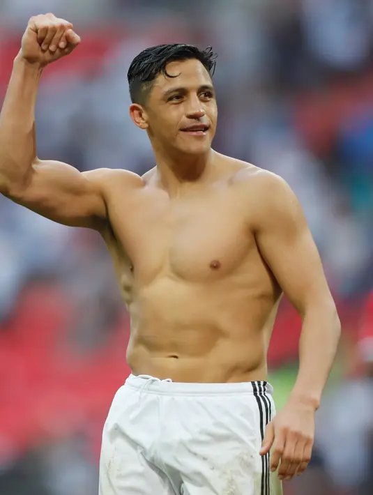 Penyerang Manchester United, Alexis Sanchez merayakan kemenangan timnya usai pertandingan melawan Tottenham Hotspur pada semifinal Piala FA di stadion Wembley di London, (21/4). MU menang 2-1 atas Tottenham. (AP Photo/Frank Augstein)